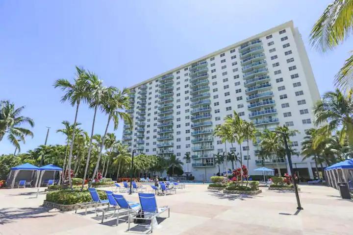 Beautiful And Big Apartment By The Beach Sunny Isles Beach Exteriör bild