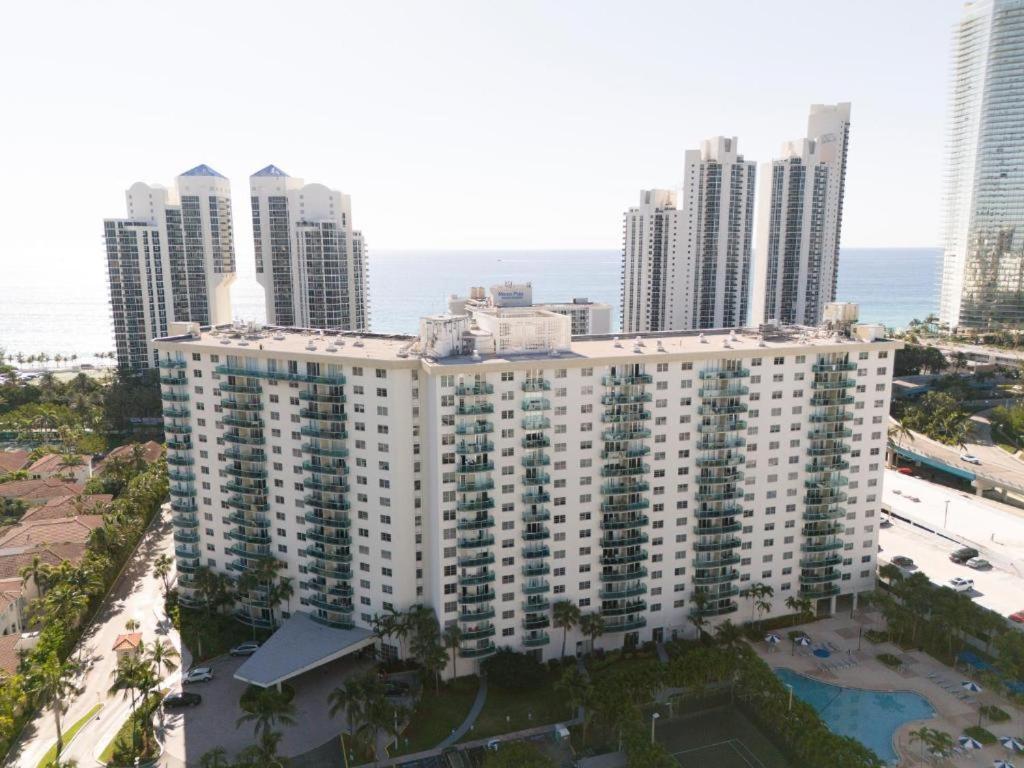 Beautiful And Big Apartment By The Beach Sunny Isles Beach Exteriör bild